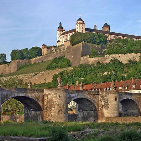 Zentral Wohnen - Inkl. Privatem Stellplatz Apartman Würzburg Kültér fotó